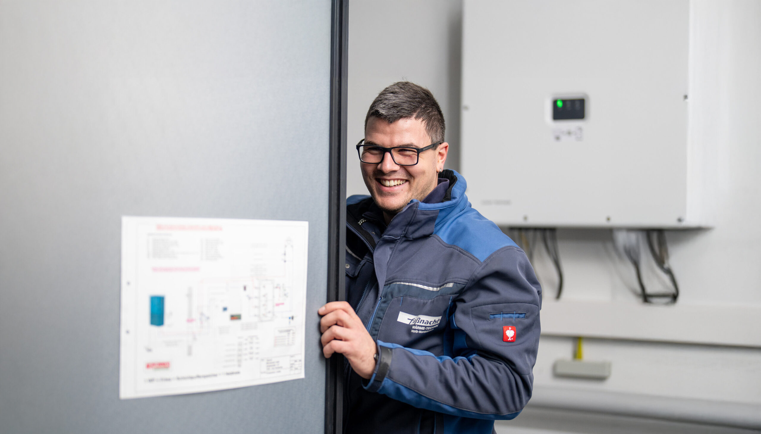 Ein lächelnder Servicetechniker